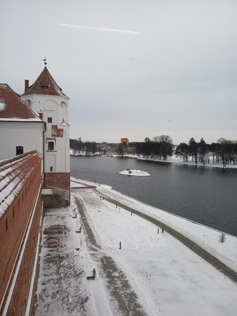 Zdjęcie domy pokryte śniegiem na tle nieba