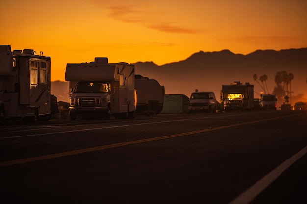 Domy samochodowe zaparkowane wzdłuż malowniczej autostrady Pacific Highway 1 i Oceanu Spokojnego