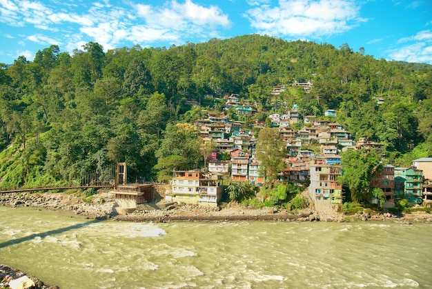 Domy w miasteczku nad rzeką. Indie, Sikkim, Gangtok