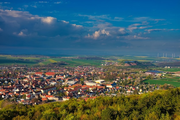 Zdjęcie domy w mieście bleicherode w niemczech widok ze szczytu niemieckiego miasteczka w wiosenny dzień