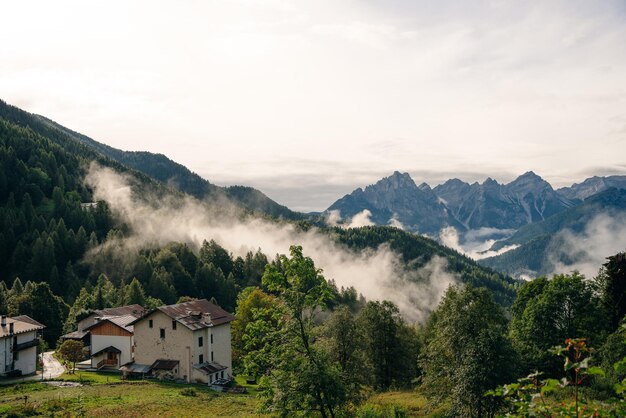 Zdjęcie domy wiejskie w alpejskiej wiosce dolomity włochy nov 2021