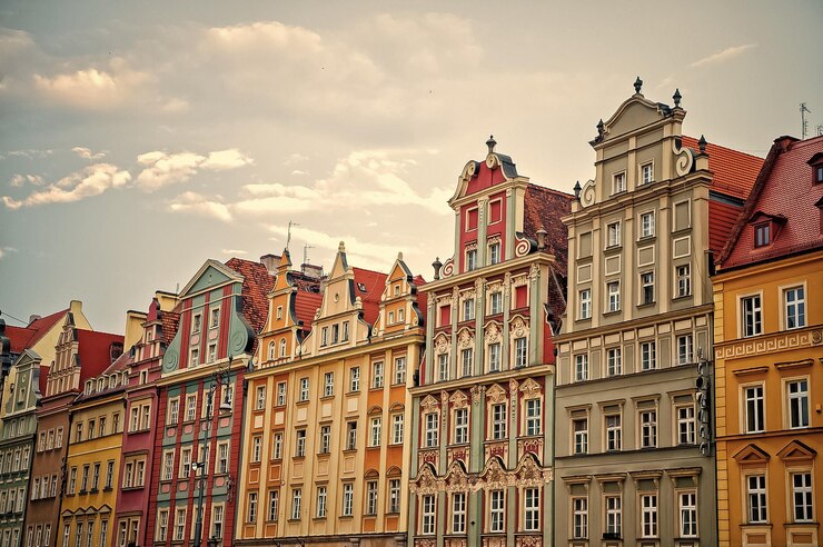 Zdjęcie domy z kolorowymi fasadami na rynku we wrocławiu polska