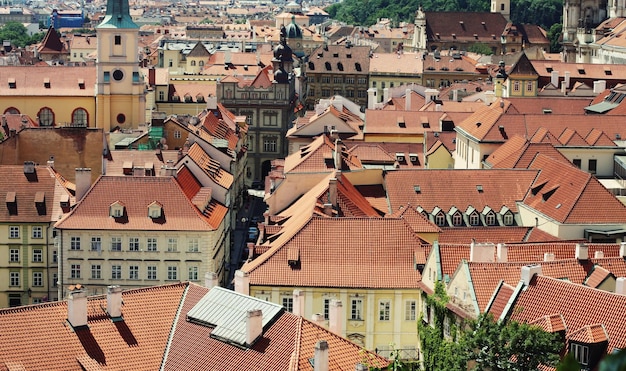 Domy z tradycyjnymi czerwonymi dachami na Rynku Starego Miasta w Pradze w Czechach