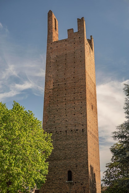 Dona Tower i Grimaldi Tower to dwie starożytne wieże w Rovigo we Włoszech