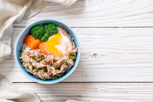 Donburi, wieprzowa miska ryżu z jajkiem onsen i warzywami