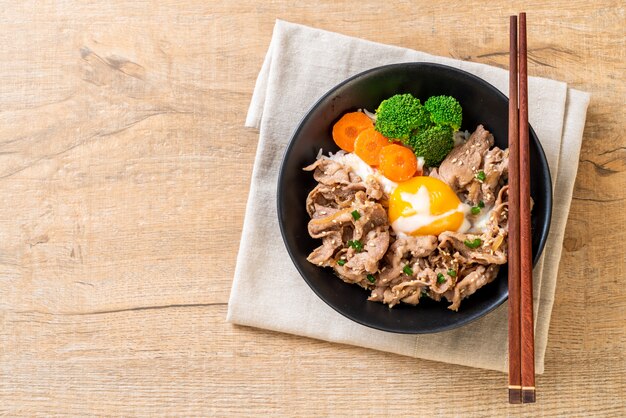 Donburi, wieprzowa miska ryżu z jajkiem onsen i warzywami