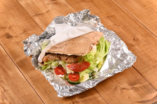 Doner kebab na folii aluminiowej