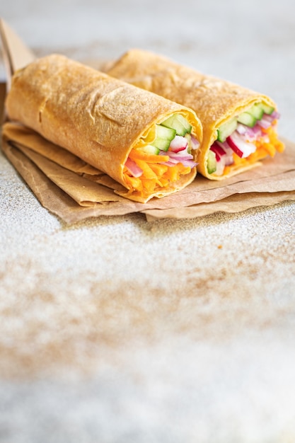 Doner kebab shawarma warzywna pita chleb nadzienie warzyw organiczne danie na stole