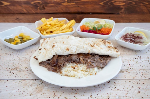 Doner Kebab z Sałatka Ryżowa Frytki Cebulowe Ogórki