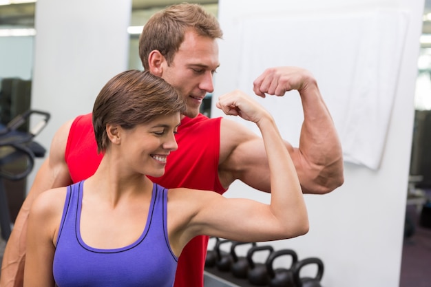 Zdjęcie dopasuj atrakcyjna para zginanie ich biceps