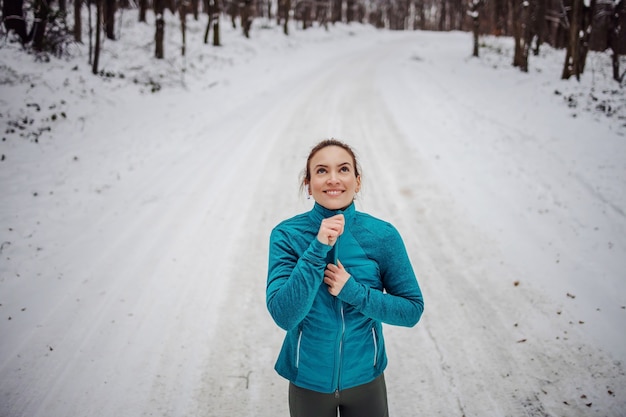 Dopasuj Sportową Kurtkę Z Klamrami, Stojąc Na Zaśnieżonej ścieżce Na łonie Natury. śnieg, Fitness Zimą, Mrozy, Zdrowe życie, Chłód