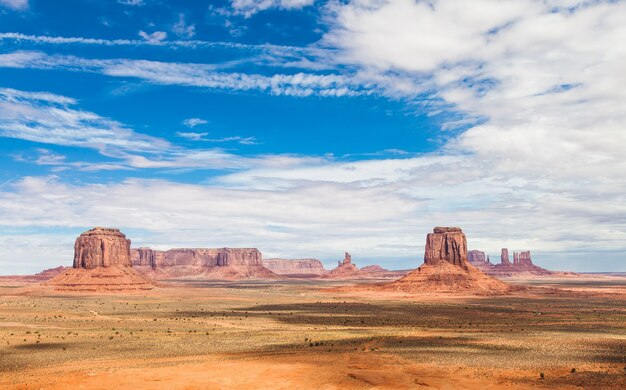 Dopełniające się kolory niebieski i pomarańczowy w tym kultowym widoku Monument Valley w USA