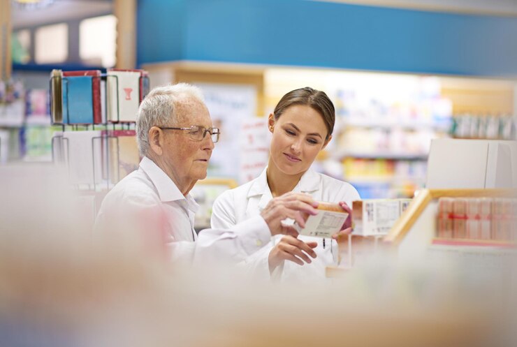 Zdjęcie doradztwo farmaceutyczne i kobieta do sprawdzenia zapasów w aptece z informacjami mentoring i leki leki na receptę dojrzały farmaceuta i zapasy z pigułkami leki i opieka zdrowotna w apteki