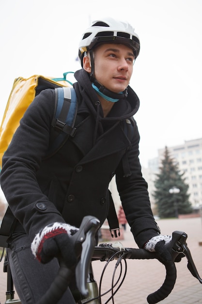 Doręczyciel pracujący w mieście, jeżdżący na rowerze