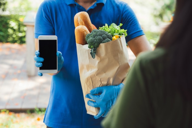 Doręczyciel W Niebieskiej Koszuli Oddaj Telefon Klientowi Potwierdź Odbiór Produktu