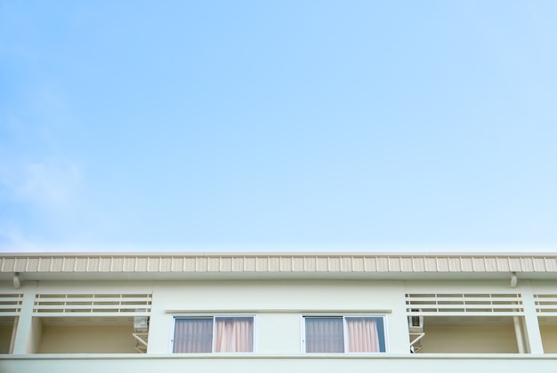 Dormitorium budynek uniwersytet z niebieskim niebem