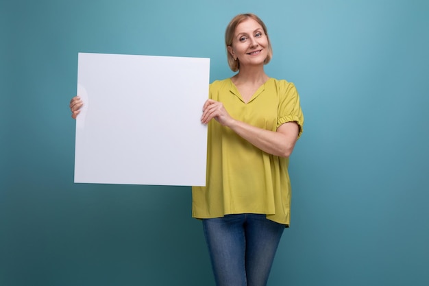 Dorosła kobieta trzyma makietę plakatu dla informacji