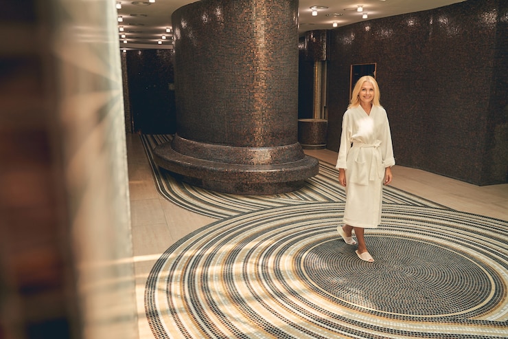 Zdjęcie dorosła piękna kobieta stojąca w holu centrum spa