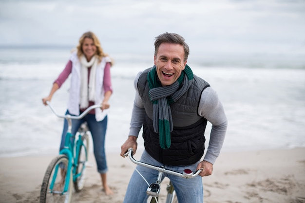 Dorośleć pary jeździeckich bicykle na plaży