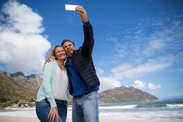 Dorośleć pary wystaje język podczas gdy brać selfie