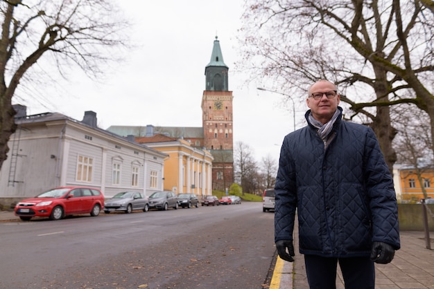 Dorośleć przystojnego mężczyzna cieszy się życie wokoło miasta Turku, Finlandia