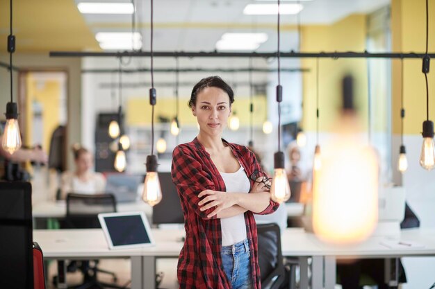 dorywcza kobieta biznesu w pracy w kreatywnym, nowoczesnym, startupowym biurze typu open space