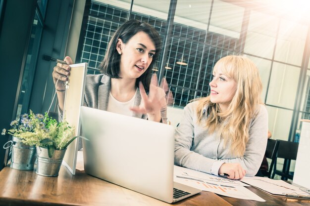 dorywczo kaukaski businesswoman pracy z laptopem