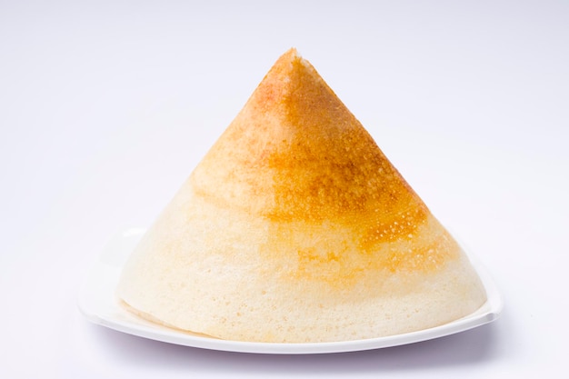 Dosa Ghee pieczona Dosa w kształcie stożka słynnego południowoindyjskiego produktu śniadaniowego, który jest wytwarzany w żeliwnej patelni