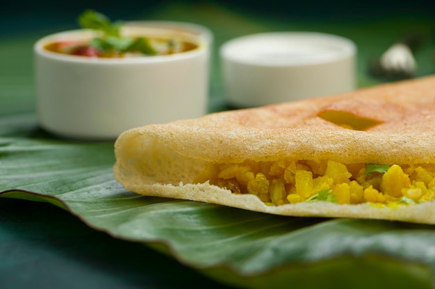 Dosa Masala Dosafamous Południowoindyjskie śniadanie, Które Jest Wykonane W Kasta żelaznej Patelni W Tradycyjny Sposób I Ułożone Na świeżym Liściu Bananowca Z Ciemnozielonym Tłem Na Białym Tle