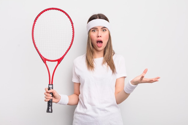 Dość młoda kobieta czuje się bardzo zszokowana i zaskoczona koncepcją tenisa