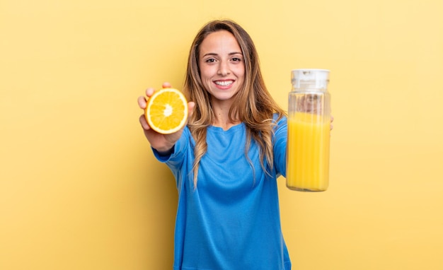 Dość młoda kobieta trzyma sok pomarańczowy