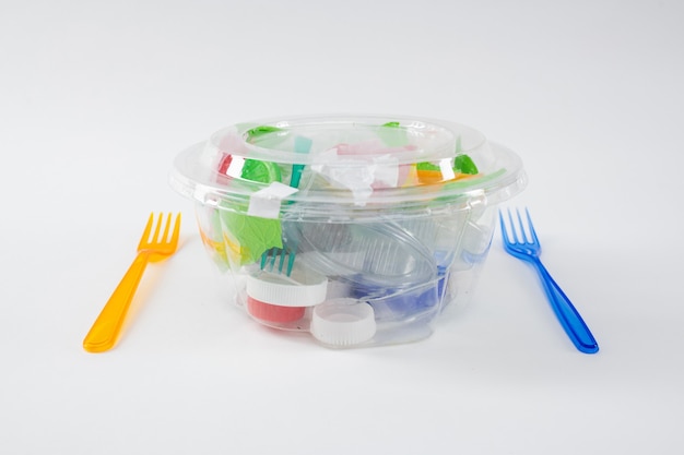 Dosłowny Posiłek. Szkodliwy Stos Plastikowych śmieci I Kawałków Umieszczonych W Przezroczystym Pojemniku Jako Instalacja Zanieczyszczonego środowiska