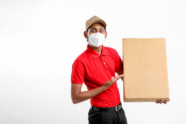 Dostawa człowiek nosi maskę medyczną i trzymaj pudełko w rękach. Dostawca. koncepcja bezpiecznej dostawy.