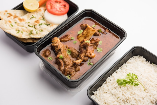 Dostawa jedzenia online - Baranina LUB Gosht Masala LUB indyjska jagnięcina rogan josh w plastikowym pojemniku gotowym do odbioru