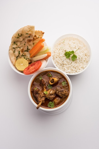 Dostawa jedzenia online - Baranina LUB Gosht Masala LUB indyjska jagnięcina rogan josh w plastikowym pojemniku gotowym do odbioru