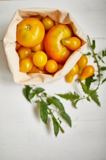 Dostawa na rynek żółtych pomidorów w ekologicznej torbie tekstylnej Zero waste