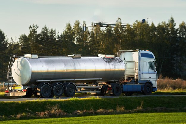 Dostawa paliwa Płynne paliwo i olej Ładowa półciężarówka na autostradzie przewożąca produkty naftowe Ładowacz gazu skompresowanego w wieczornym świetle