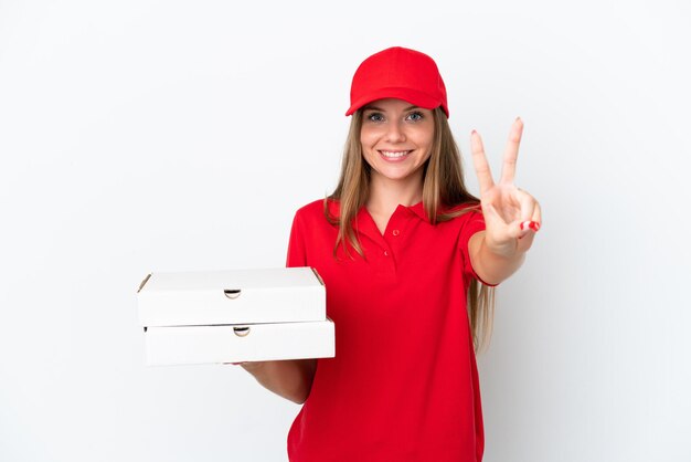 Dostawa pizzy Litwinka na białym tle uśmiechnięta i pokazująca znak zwycięstwa