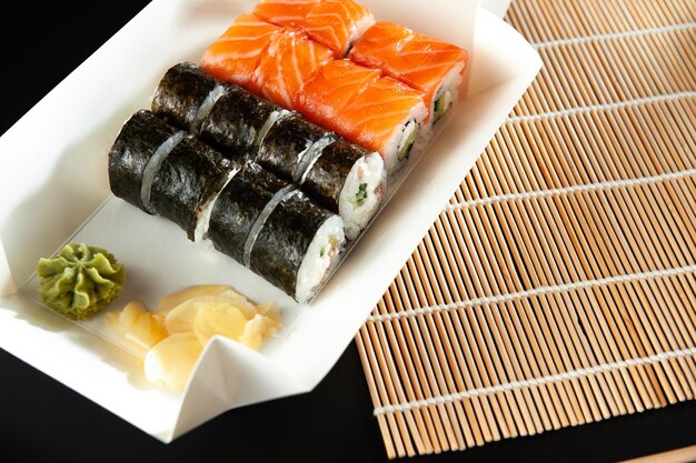 Dostawa sushi w białym jednoczęściowym pojemniku