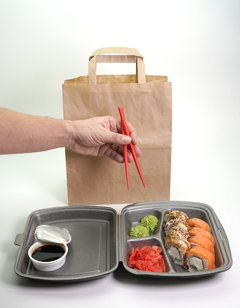 Zdjęcie dostawa żywności i rolek sushi