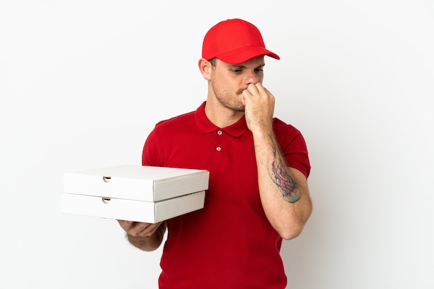 Dostawca pizzy w mundurze roboczym odbiera pudełka po pizzy