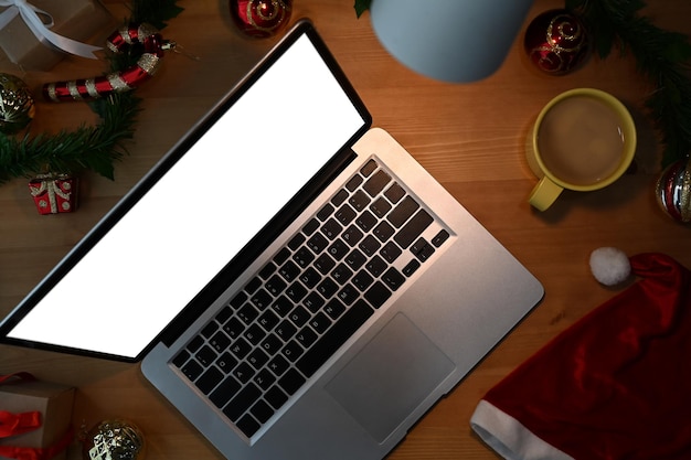 Dostawy do laptopa i świąteczne dekoracje na drewnianym stole Widok z góry z miejscem na kopię dla koncepcji wakacji biznesowych