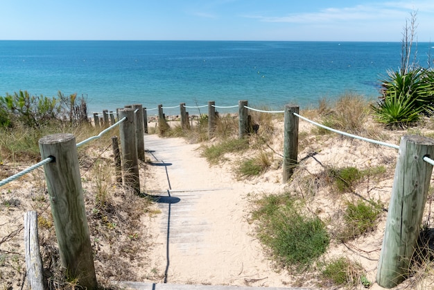 Dostęp do piaszczystej plaży na wyspie Noirmoutier ścieżką piasku