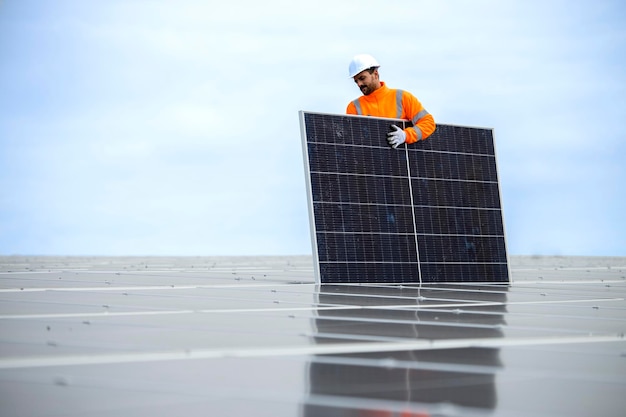 Doświadczony pracownik instalujący panele słoneczne do zrównoważonej produkcji energii