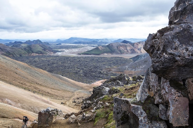 Dotarcie do doliny popiołu wulkanicznego z 54 km trekkingu z Landmannalaugar Iceland
