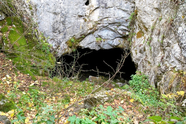 Dove hole Wejście do jaskini w górach.