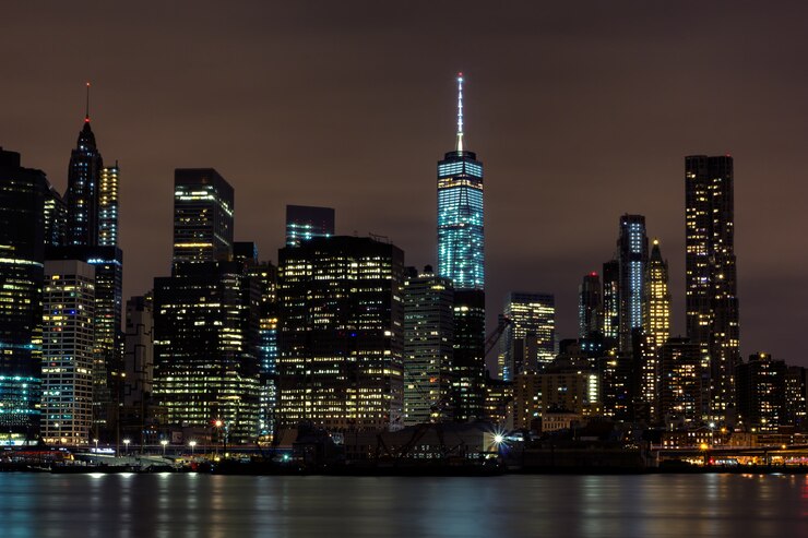 Downtown Manhattan nocny widok z parku Brooklyn Bridge