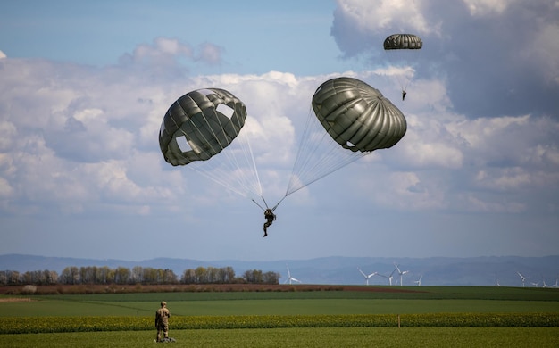 Zdjęcie dowództwo operacji specjalnych europe airborne jump