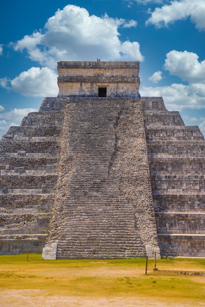 Drabina stopni świątyni Piramida Kukulcan El Castillo Chichen Itza Jukatan Meksyk Cywilizacja Majów