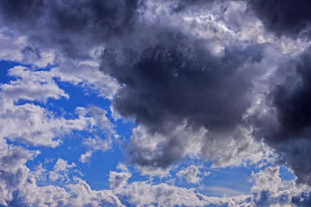 Dramatyczna burza chmury tło przy błękitnym niebem